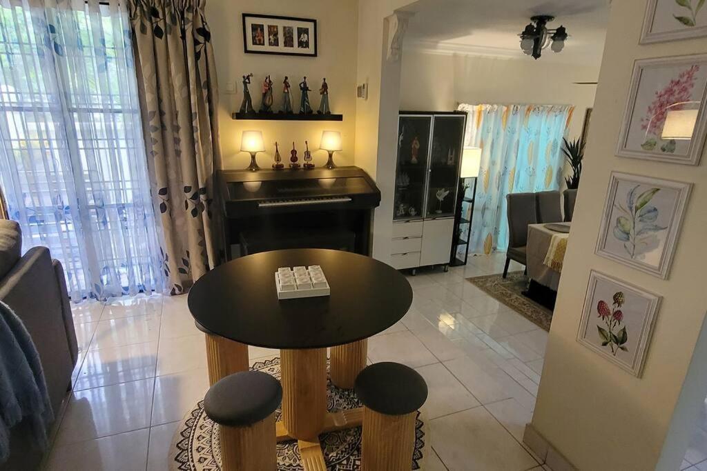 The Fun House- 3 Bedrooms, Pool Table & Lots More Apartment *