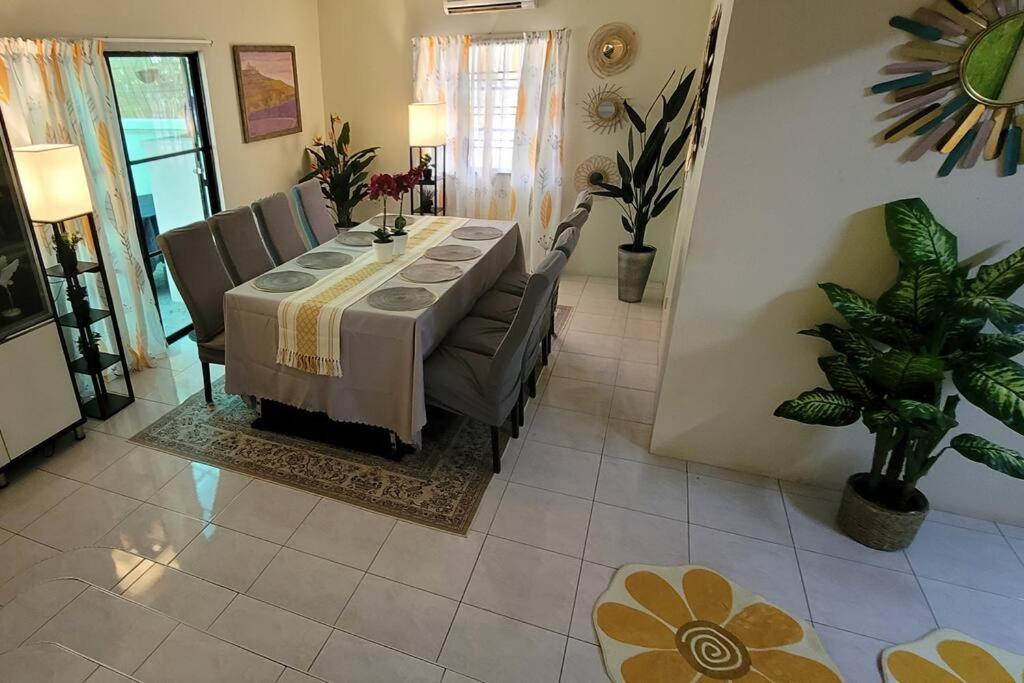 The Fun House- 3 Bedrooms, Pool Table & Lots More Apartment *