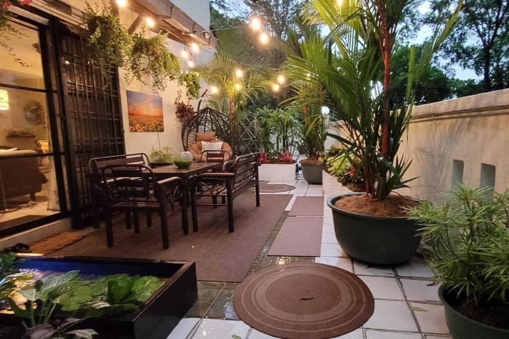 Apartment The Fun House- 3 Bedrooms, Pool Table & Lots More
