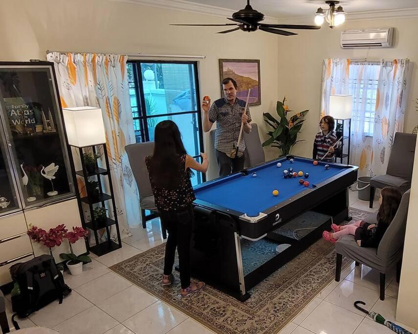 Apartment The Fun House- 3 Bedrooms, Pool Table & Lots More