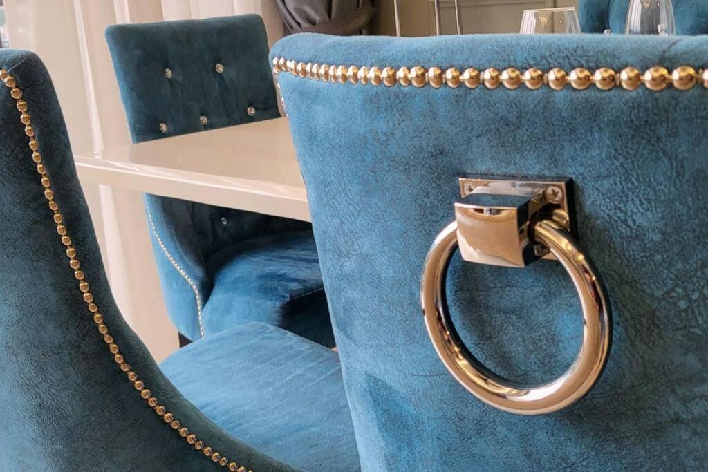 Ultra Luxury In Center Astoria Apartment *