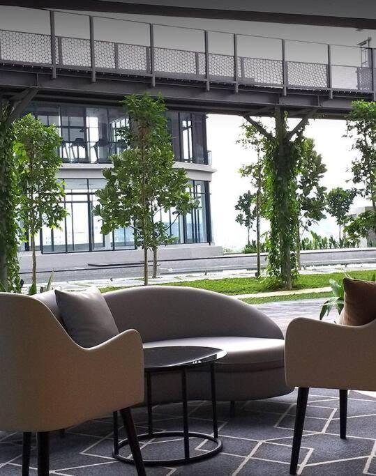 Ultra Luxury In Center Astoria Apartment