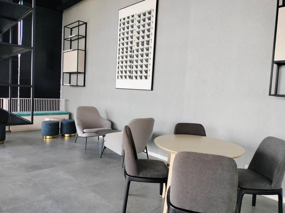 Modern Haven Premium Amenities 2 3 Beds Apartment