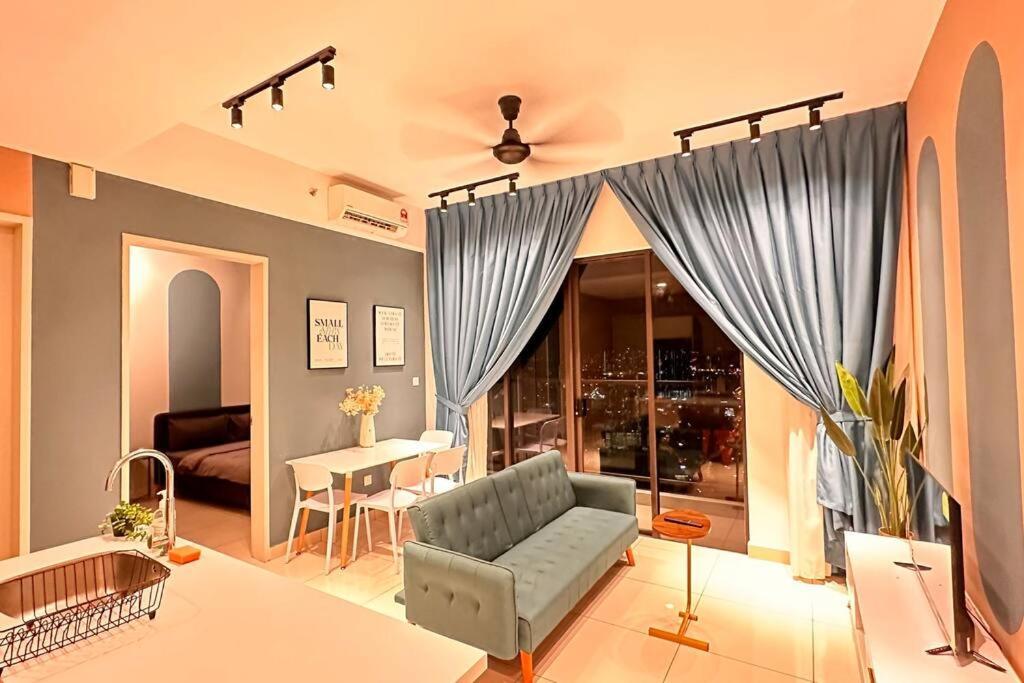 Luxury 1br Service With Balcony Trion Kl *