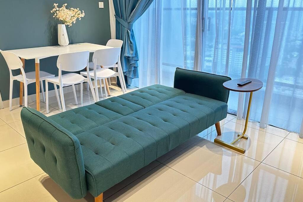 Apartment Luxury 1br Service With Balcony Trion Kl *