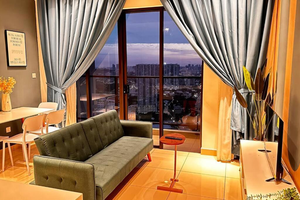 Luxury 1br Service With Balcony Trion Kl Apartment *