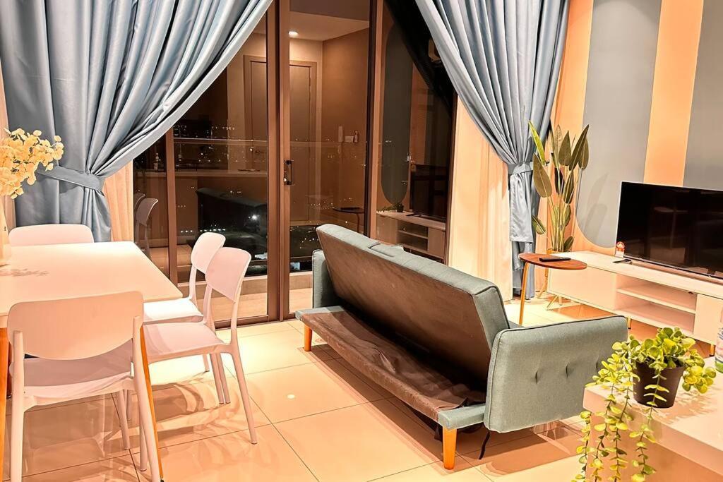 Luxury 1br Service With Balcony Trion Kl