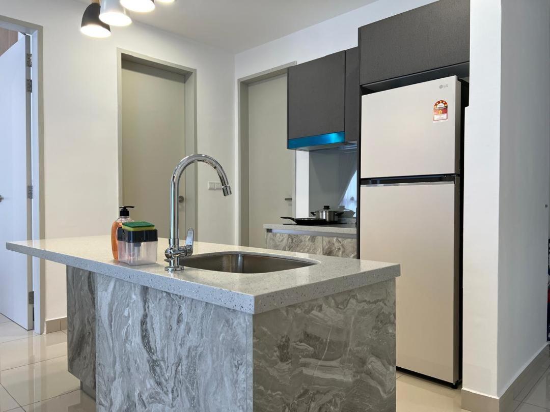 2r2b Chan Sow Lin Trion 2 - 6 Pax Apartment