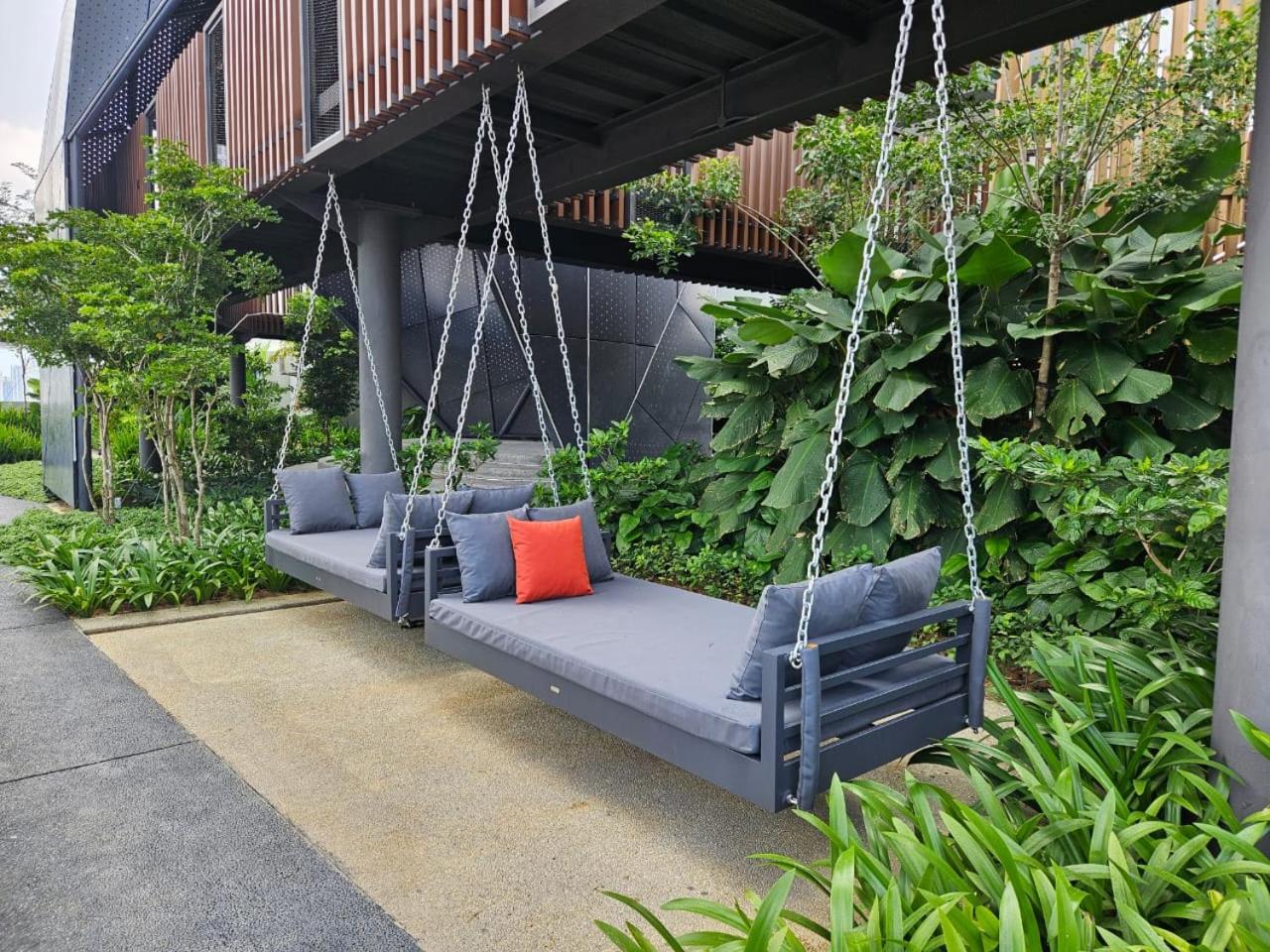 2r2b Chan Sow Lin Trion 2 - 6 Pax Apartment