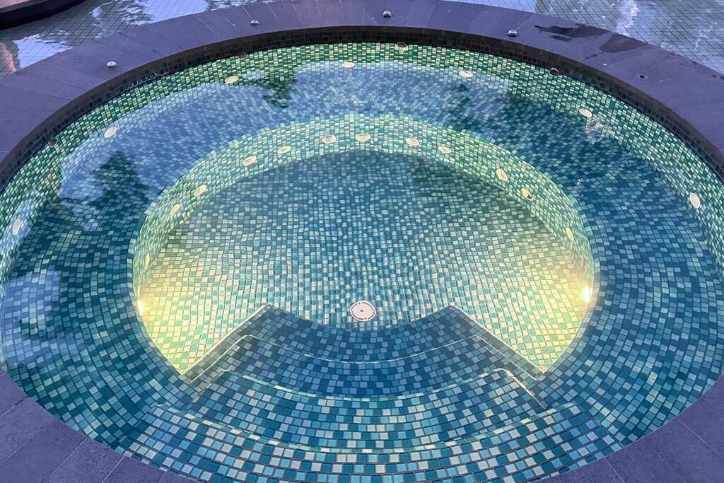 Luxury 2br 2br Klcc View Service Trion Kl Apartment