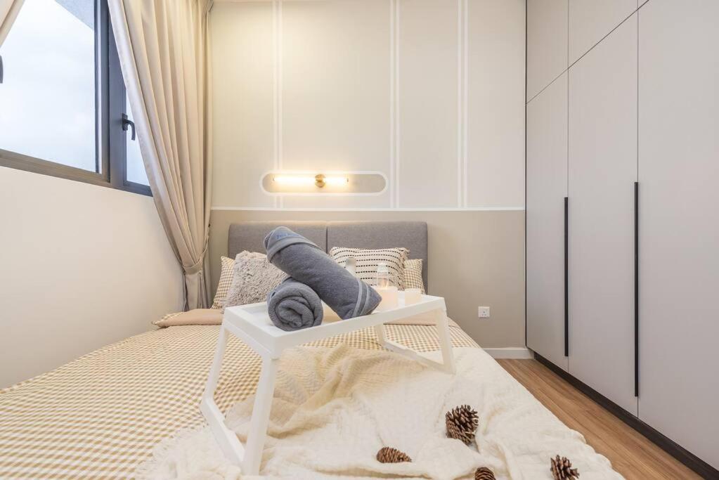 Apartment Pure White 8pax M Vertica Mrt Infinity Pool Kuala Lumpur