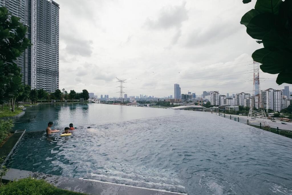 Pure White 8pax M Vertica Mrt Infinity Pool * Kuala Lumpur
