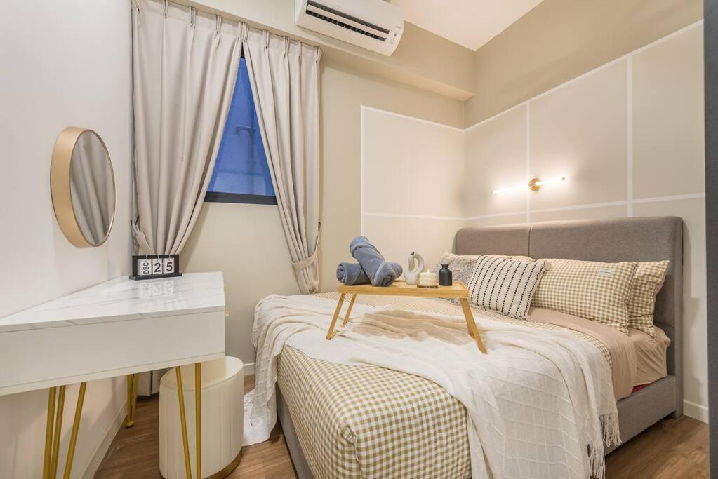 Apartment Pure White 8pax M Vertica Mrt Infinity Pool *