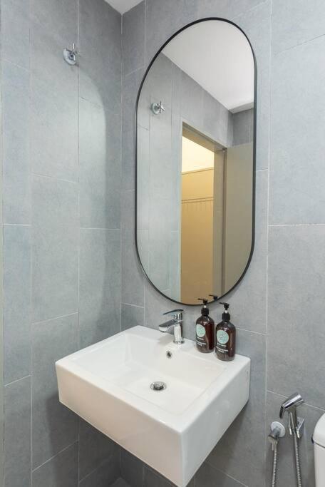Apartment Pure White 8pax M Vertica Mrt Infinity Pool