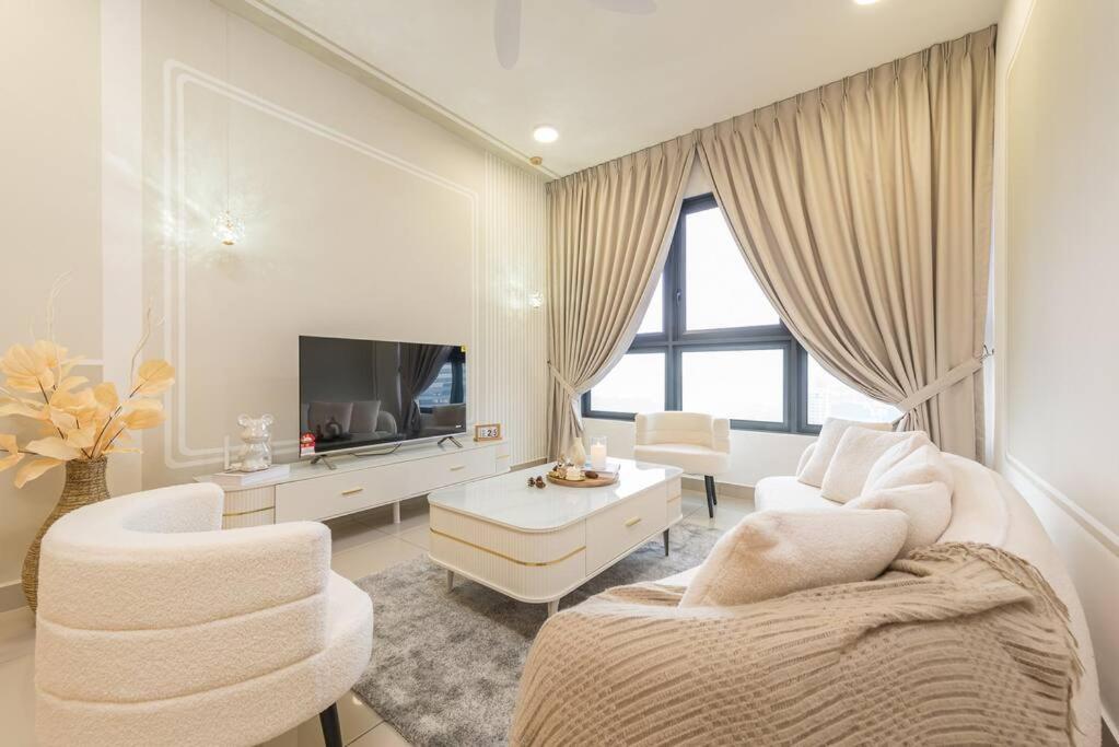 Pure White 8pax M Vertica Mrt Infinity Pool Apartment *