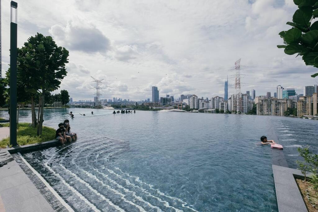 Apartment Pure White 8pax M Vertica Mrt Infinity Pool