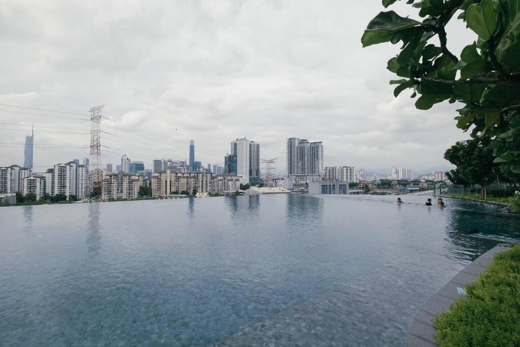 Pure White 8pax M Vertica Mrt Infinity Pool * Kuala Lumpur