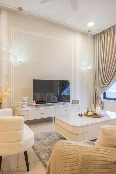 Apartment Pure White 8pax M Vertica Mrt Infinity Pool