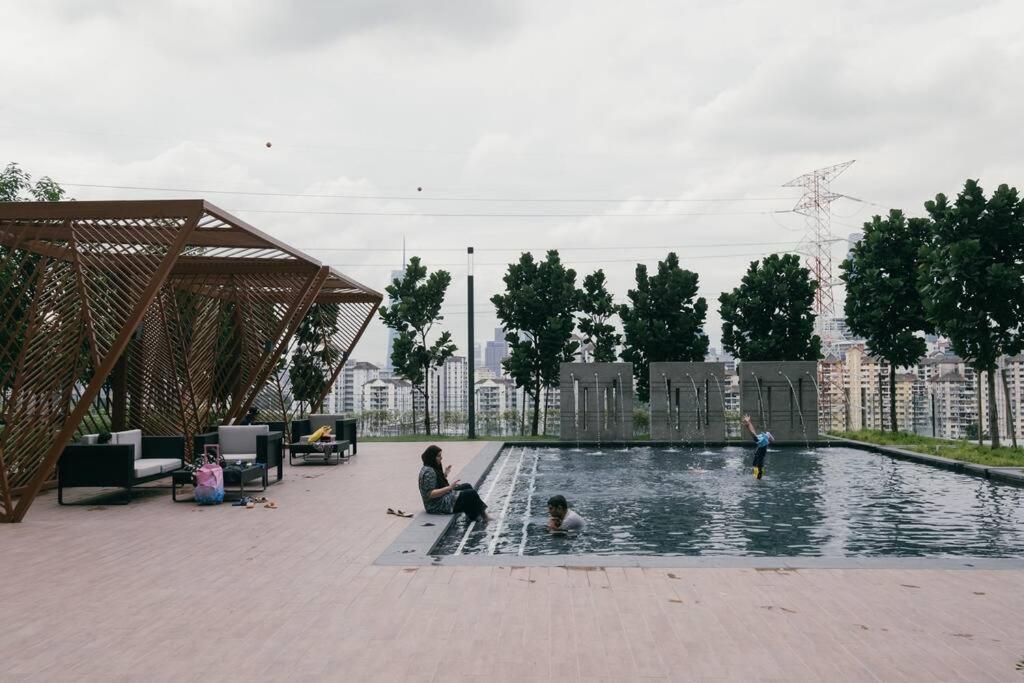 Pure White 8pax M Vertica Mrt Infinity Pool Apartment Kuala Lumpur