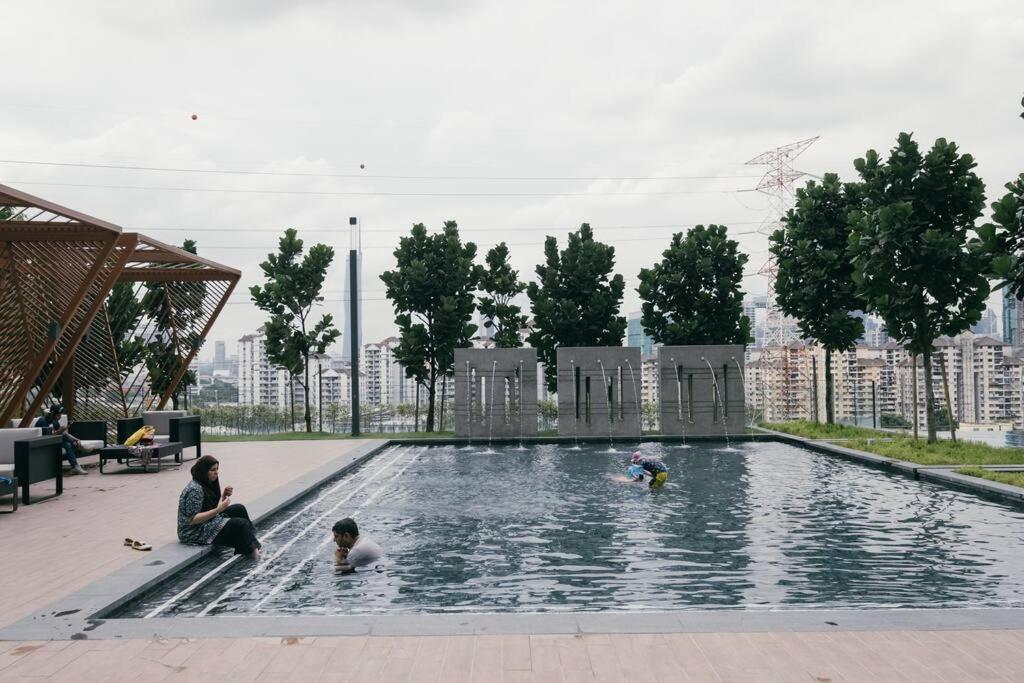 Pure White 8pax M Vertica Mrt Infinity Pool Apartment