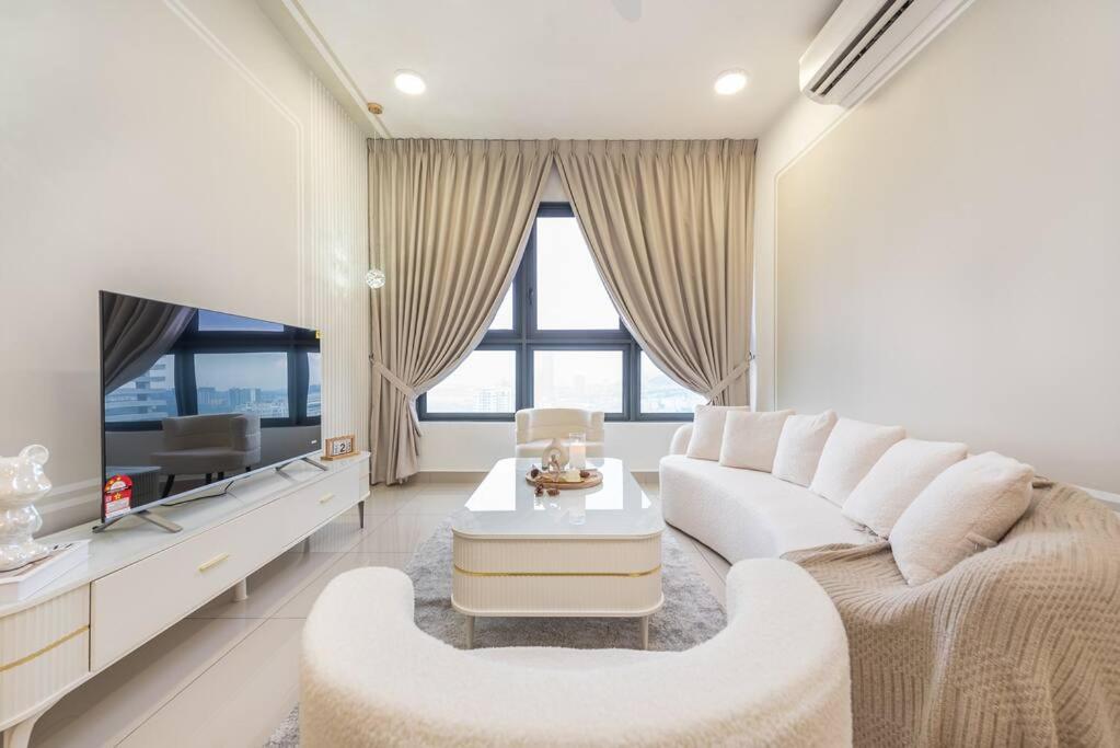 Apartment Pure White 8pax M Vertica Mrt Infinity Pool *