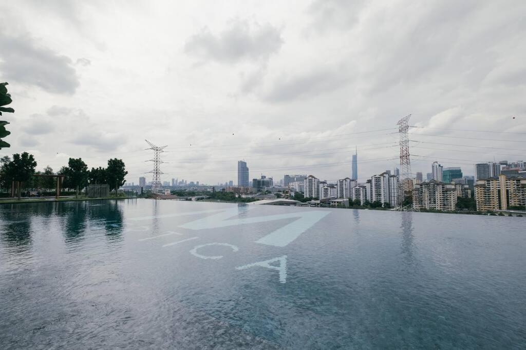 Apartment Pure White 8pax M Vertica Mrt Infinity Pool Kuala Lumpur