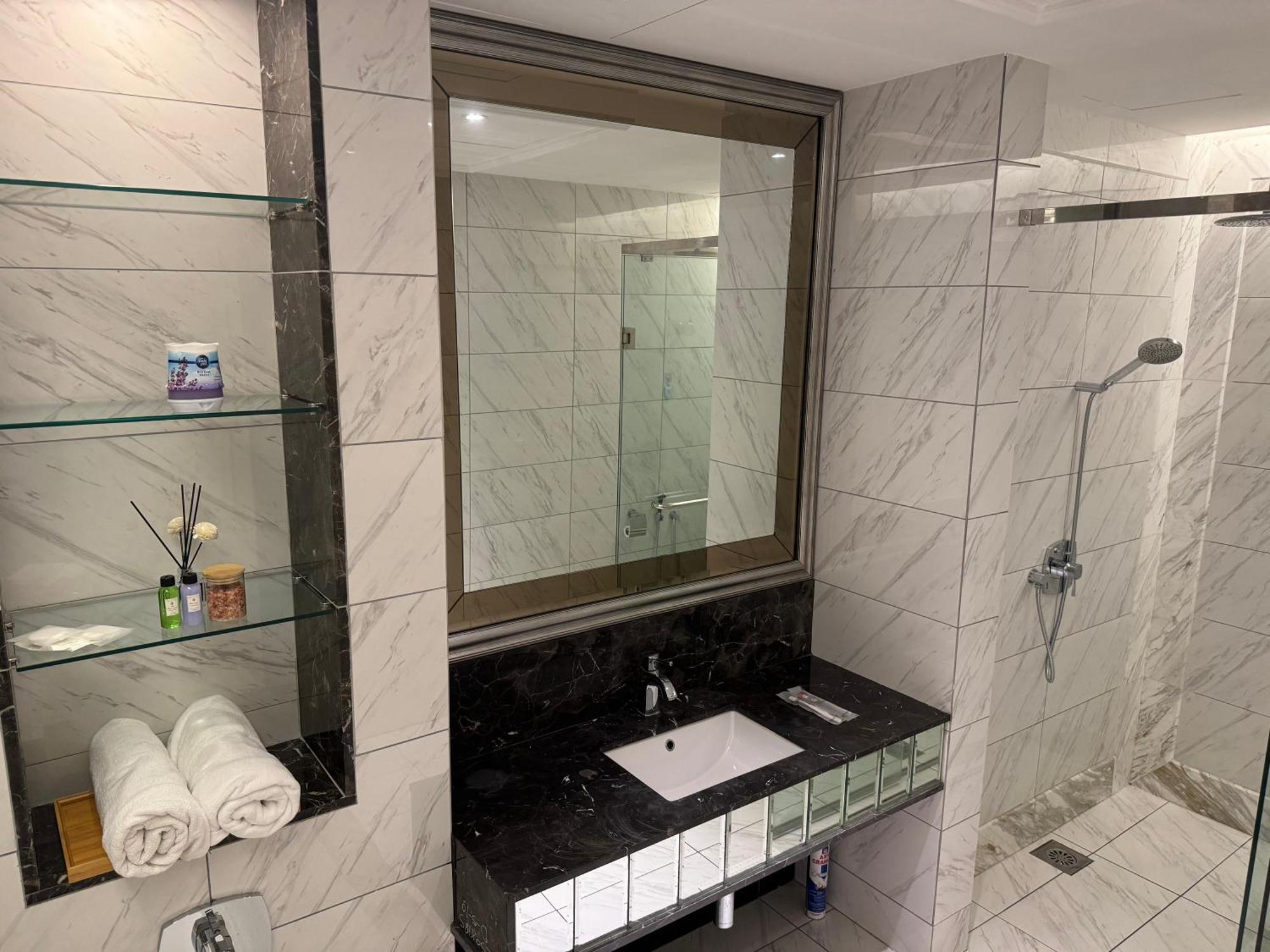 Apartment Dorsett Sri Hartamas By Chengal With Bathtub, Rooftop Pool, Kl Centre, Round The Clock Security, Netflix, Youtube, Free Parking Kuala Lumpur