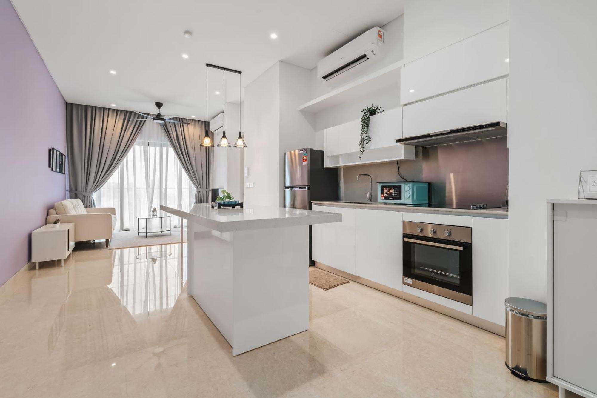 Apartment Twin Tower View 2br With Balcony Next To Lalaport Bbcc Shopping Mall 3-mins To Lrt Station *