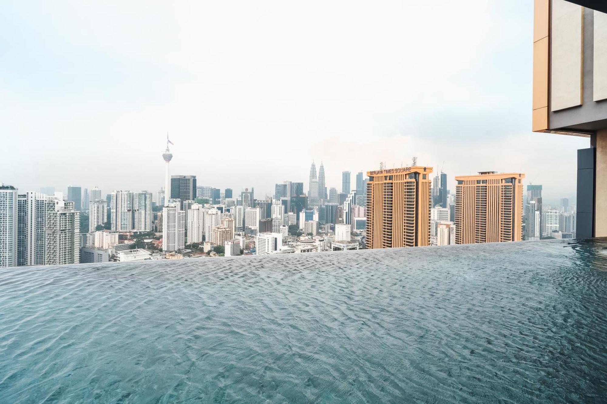 Apartment Twin Tower View 2br With Balcony Next To Lalaport Bbcc Shopping Mall 3-mins To Lrt Station *