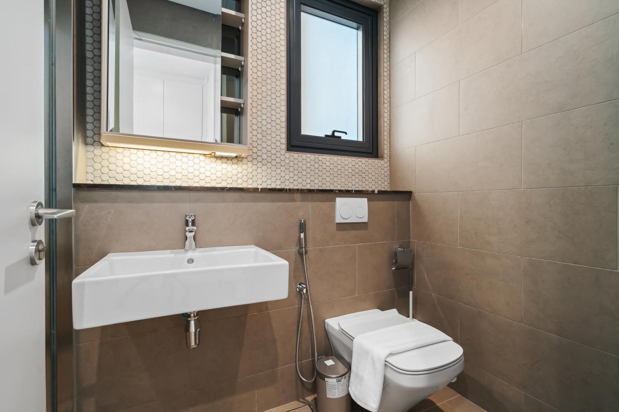 Apartment Twin Tower View 2br With Balcony Next To Lalaport Bbcc Shopping Mall 3-mins To Lrt Station *