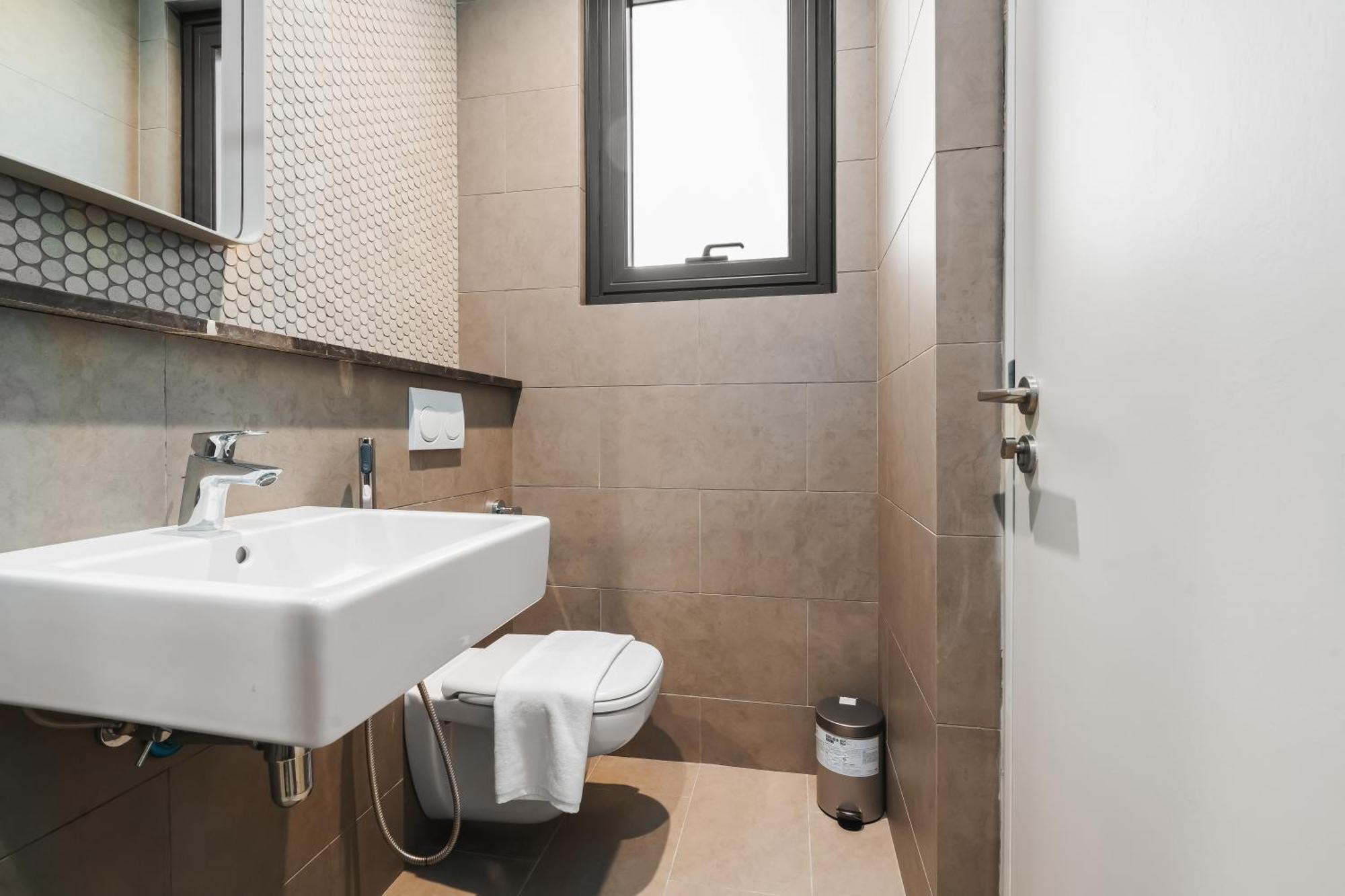 Twin Tower View 2br With Balcony Next To Lalaport Bbcc Shopping Mall 3-mins To Lrt Station Apartment