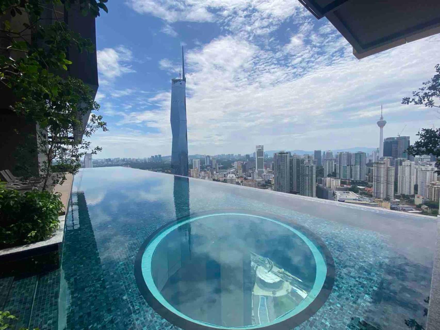 Apartment Twin Tower View 2br With Balcony Next To Lalaport Bbcc Shopping Mall 3-mins To Lrt Station Kuala Lumpur