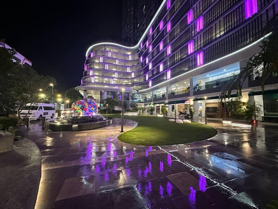 Comfy Free Parking Netflix Trion Kl *