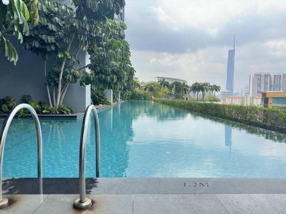 Comfy Free Parking Netflix Trion Kl