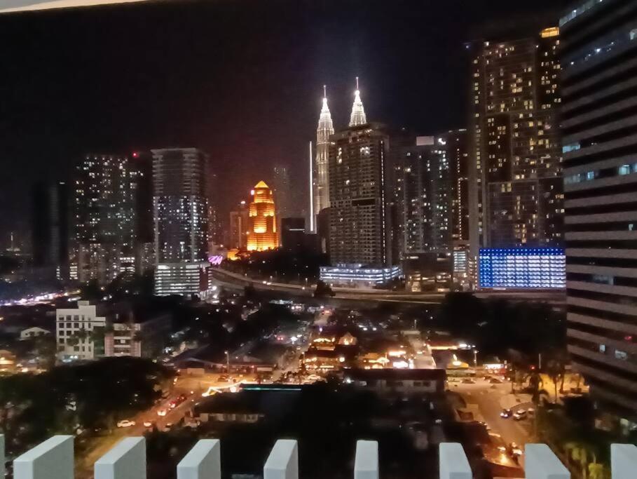 Col 93b Balcony Klcc View & Infinity Pool Apartment Kuala Lumpur