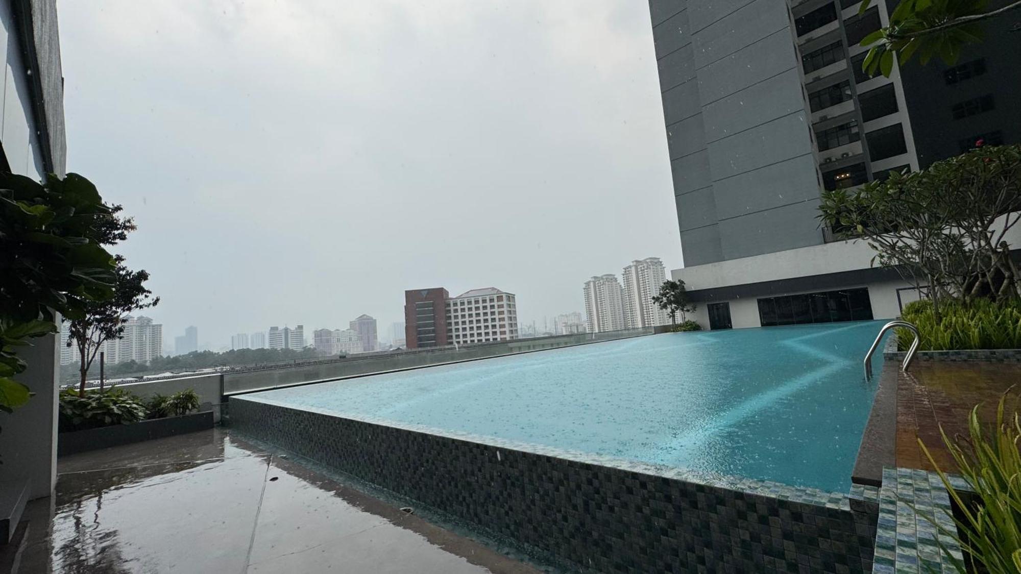Apartment Vista Sentul Residences, Elegant 3-bedroom Fully Air-con *