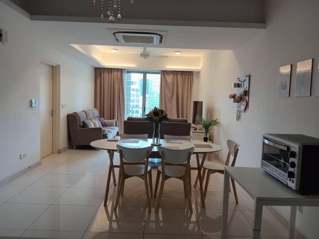 Homestay Luxury Balcony Suites- *