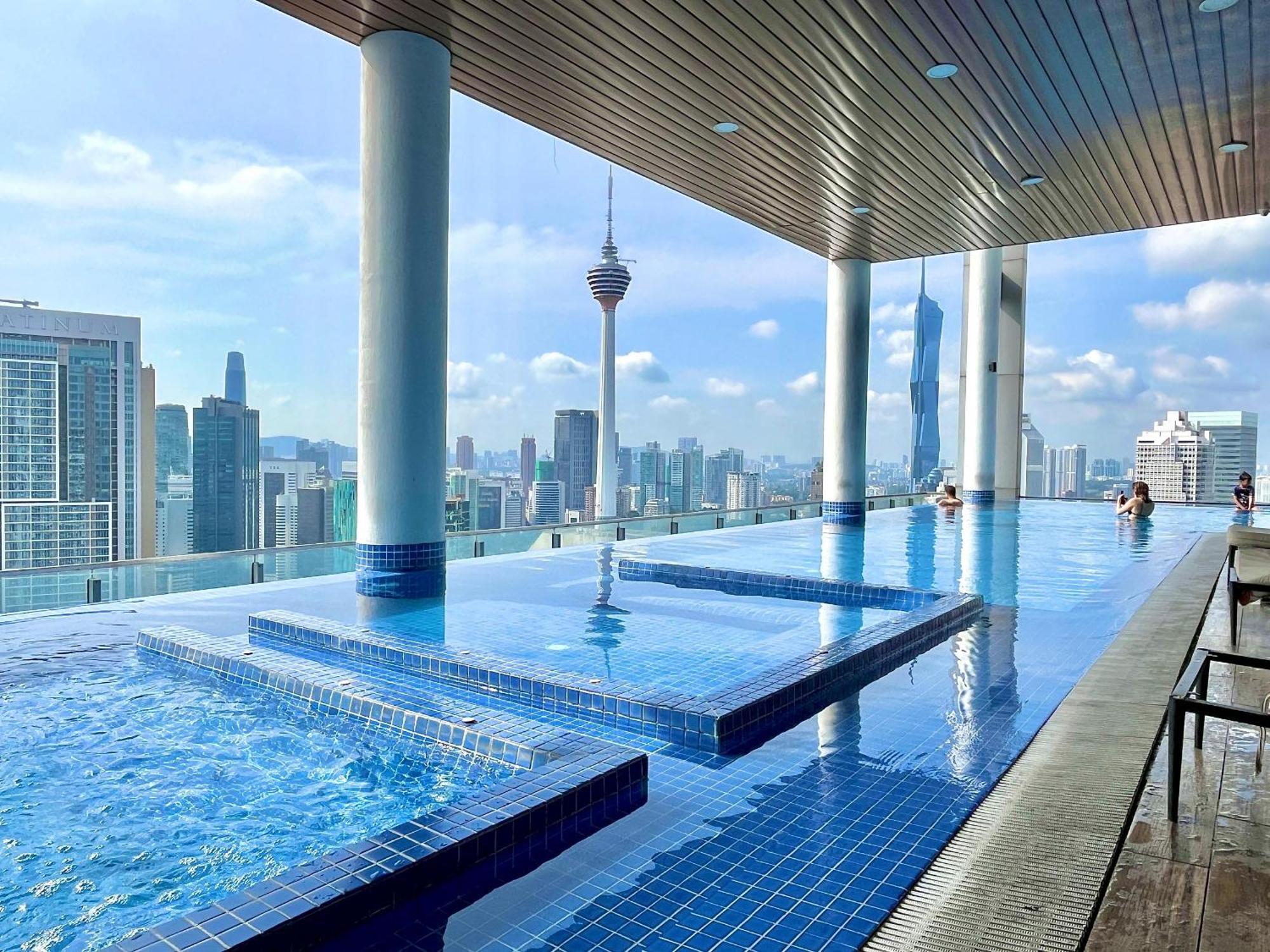 The Colony Sky Pool View Apartment *