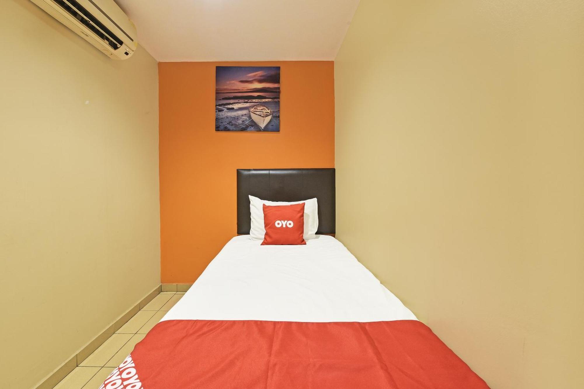 Oyo 90732 New 33 Hotel 2*