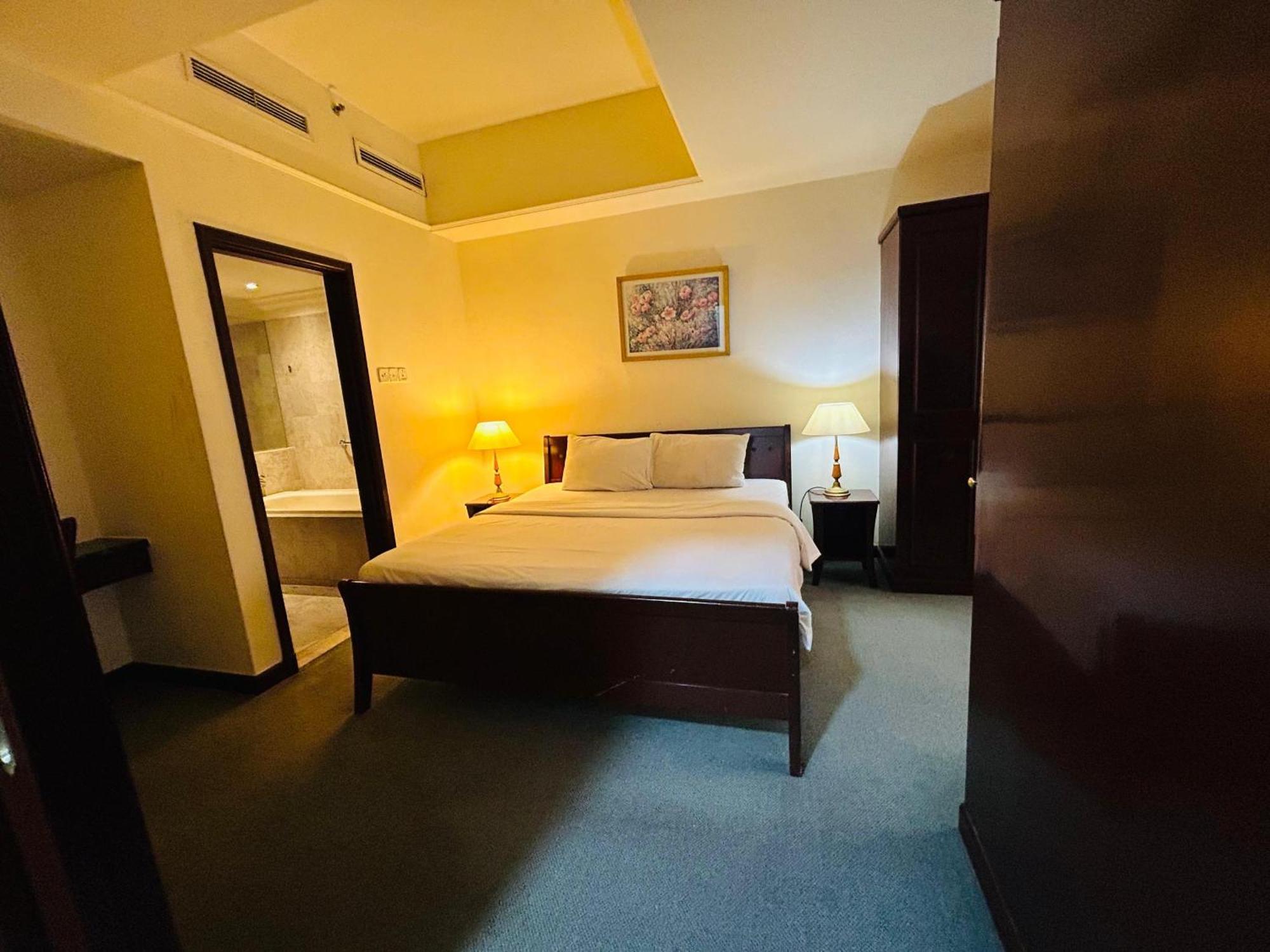 By Times Square Kl Apartment