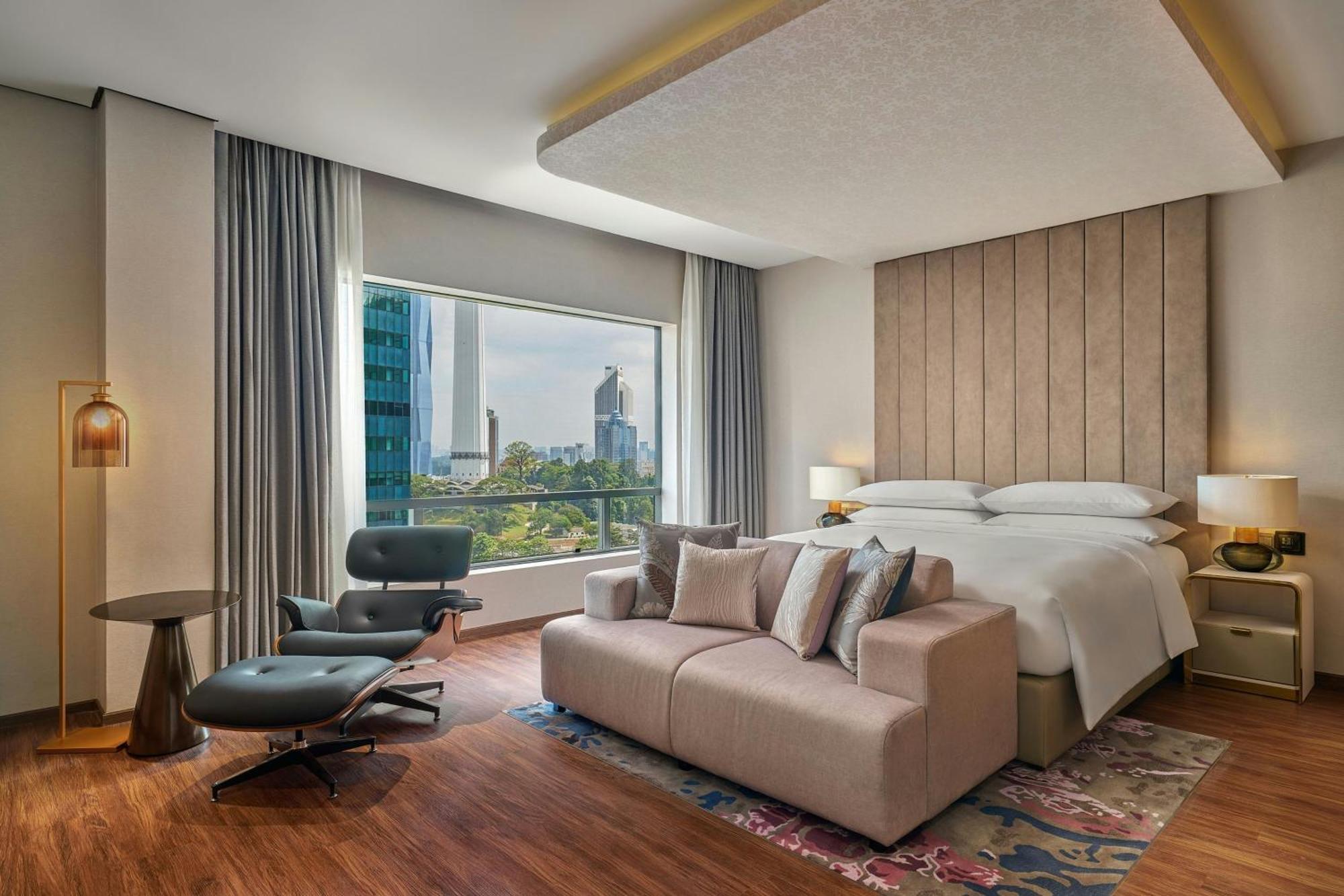 Renaissance & Convention Centre 5*