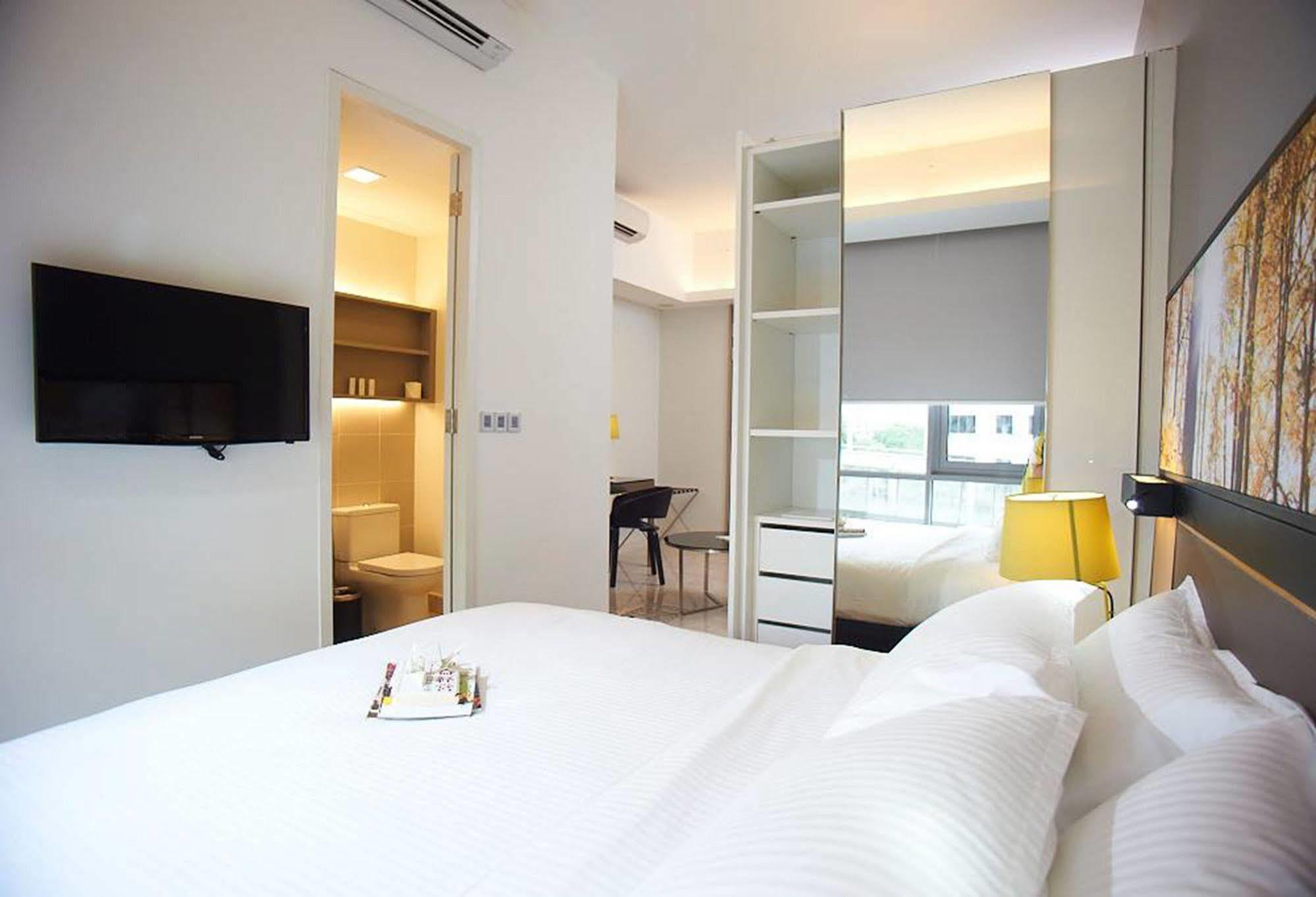 Hotel The Signature & Serviced 4*