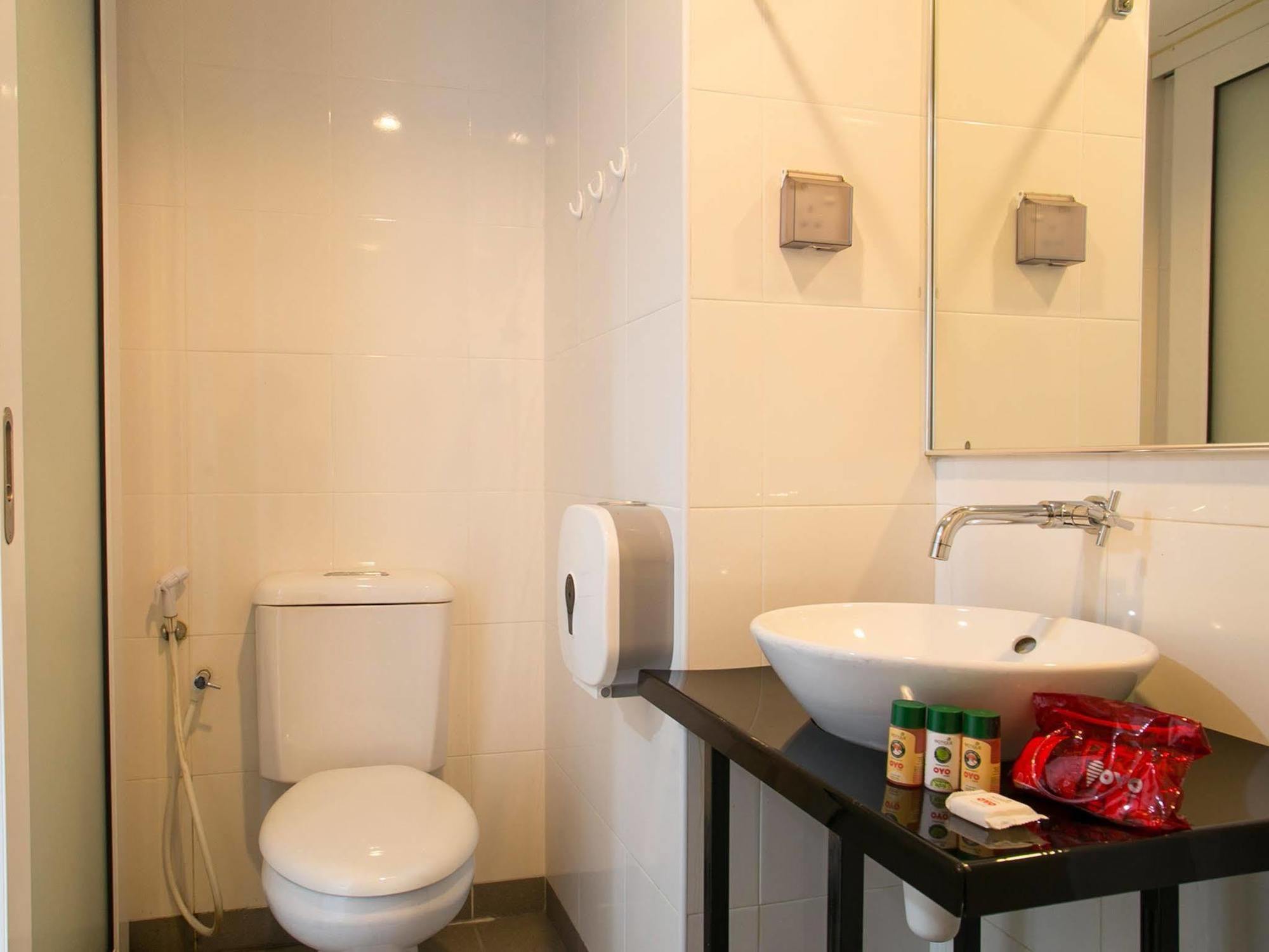 Oyo 180 V Hotel