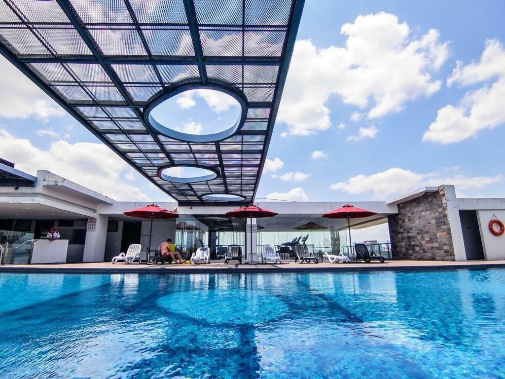 Greystone Haus D Majestic Place