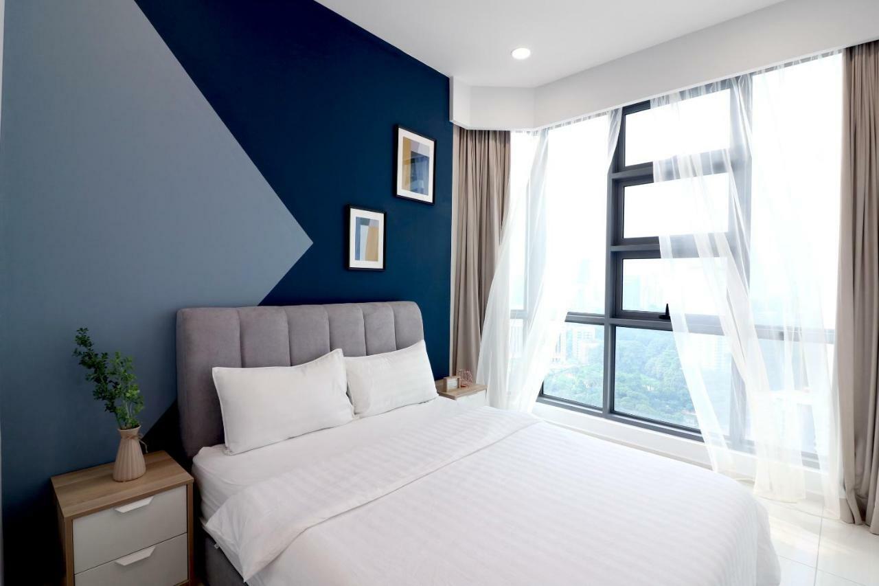 Victoria Robertson Apartment *