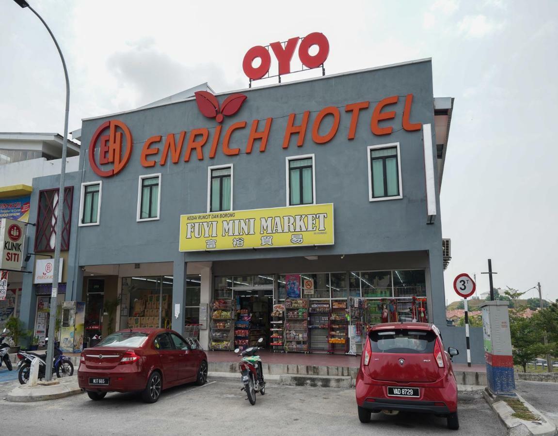 Oyo 43958 Enrich Hotel