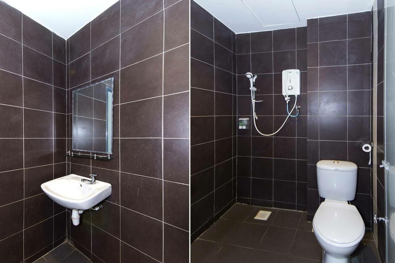Oyo 182 Simms Grand Hotel 2*