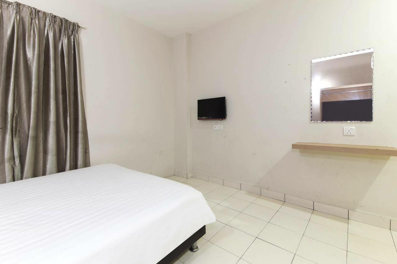 Oyo 182 Simms Grand Hotel 2*