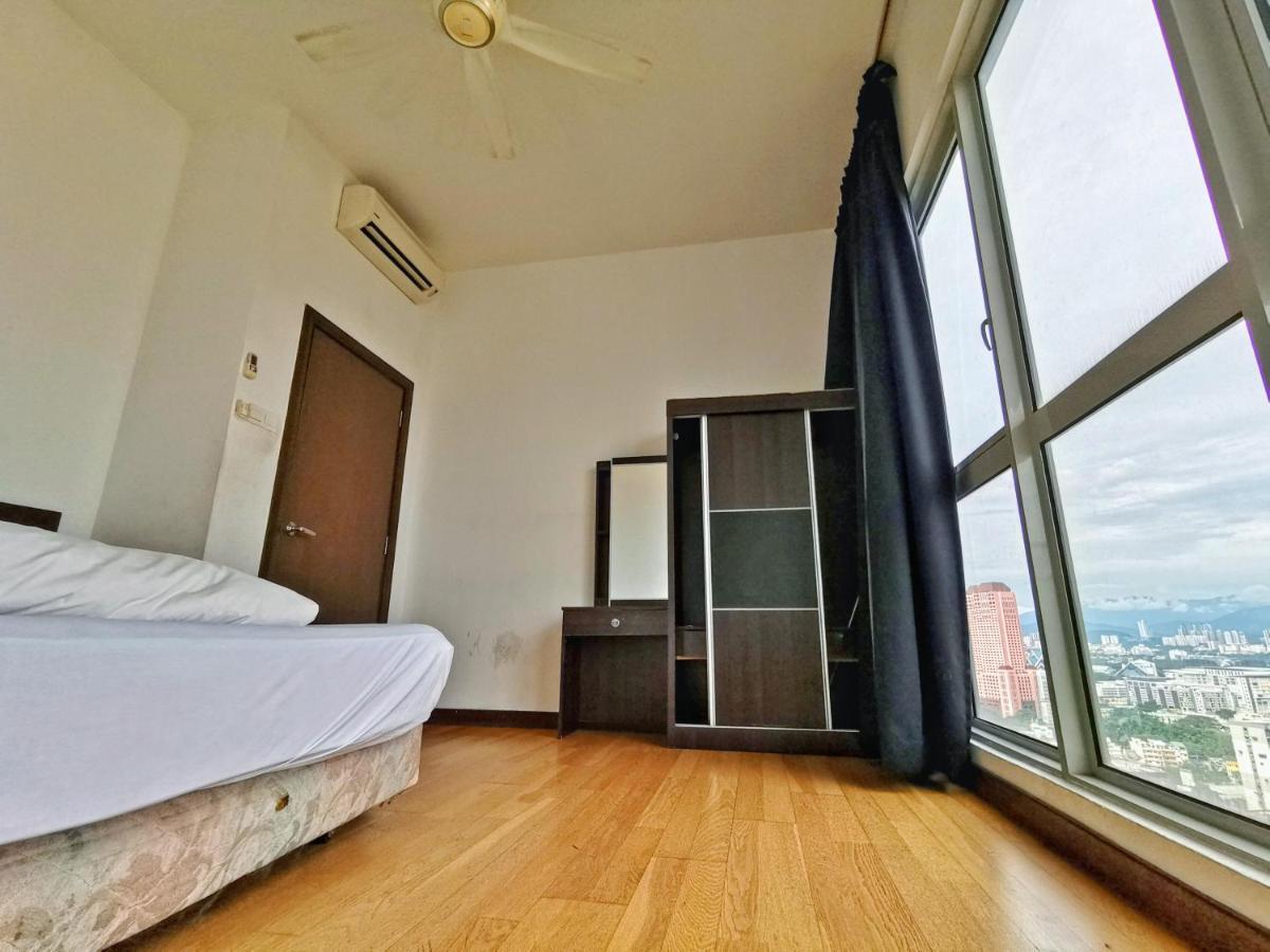 Sky Society Free Communal Dinner & Drink Activity Starts 7pm Everyday Hostel Kuala Lumpur