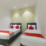 Oyo 90121 Summer House Bed & Cafe